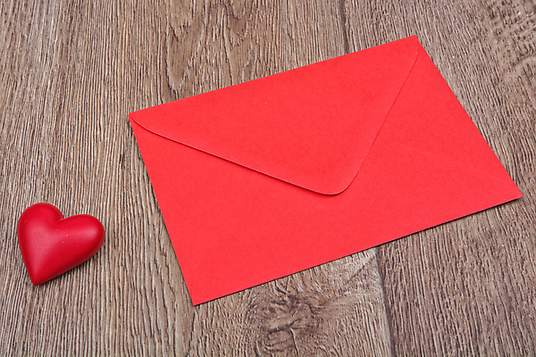 포토 JPG 해외이미지 모양 디자인 종이 백그라운드 패턴 탁자 휴가 봉투 발렌타인데이 선물 사랑 사람없음 목재 장식 빨간색 갈색 수확 하트 축하 메시지 편지 심볼 질감 해외202004 해외포토 나무 감정 컬러 가구 컨셉 무늬 농업 재료 데이이벤트 파일형식 이미지허브