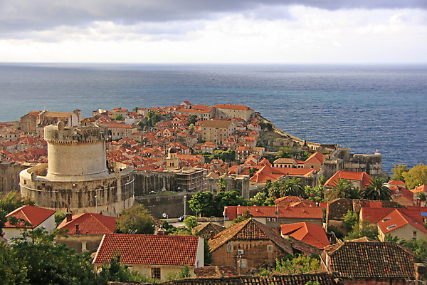 포토 JPG 해외이미지 유럽 벽 바다 여행 오렌지 건축양식 지붕 졸업생 사람없음 빨간색 도시풍경 여행객 도시 만 성 중세 지중해 포트 타운 크로아티아 두브로브니크 발칸반도 옛날 해외202004 해외포토 건축물 건축 나라 컬러 과일 졸업 사람 풍경 역사 파일형식 이미지허브
