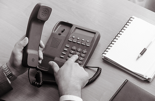 포토 JPG 해외이미지 직업 1 라이프스타일 손 남자 비즈니스 탁자 직장 한명 사람 앉기 정장 스마트폰 컴퓨터 사무실 펜 공책 흰색 키보드 업무 작업 비즈니스맨 책상 해외202004 해외포토 옷 컬러 가구 회사 모션 문구용품 생활 신체부위 전자제품 핸드폰 스마트기기 필기구 직장인 파일형식 이미지허브