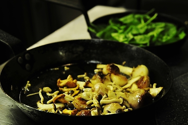 포토 JPG 해외이미지 음식 육류 요리 사람없음 주방 요리사 식사 저녁식사 신선 시간 붓기 자르기 서비스 준비 점심식사 해외202004 해외포토 직업 식재료 모션 파일형식 이미지허브