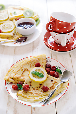 포토 JPG 해외이미지 전통 접시 음식 과일 디저트 사람없음 쌓기 초콜릿 튀김 프라이팬 달콤 아침식사 잼 메뉴 브런치 산딸기 솜털 팬케이크 러시아인 인기 핸드메이드 크레이프 해외202004 해외포토 서양인 식기 모션 주방용품 케이크 식사 소스_음식 맛 파일형식 이미지허브