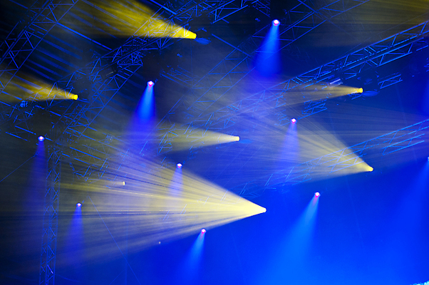 포토 JPG 해외이미지 문화 조명 이벤트 사람없음 파란색 빛 컬러풀 노란색 콘서트 무대 쇼 스포트라이트 생존 해외202004 해외포토 컬러 공연 파일형식 이미지허브