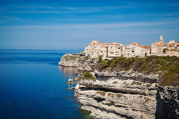 포토 JPG 해외이미지 캐릭터 유럽 모래 바다 자연 하늘 휴가 주택 풍경 사람없음 물 파란색 마을 어둠 프랑스 바위 흰색 저녁 땅 지중해 내추럴 코르시카 해외202004 해외포토 자연요소 나라 컬러 섬 건물 돌_바위 야간 생태계 파일형식 이미지허브