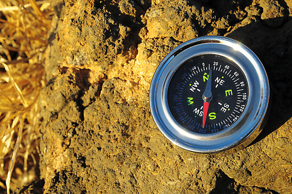 포토 JPG 해외이미지 손 남자 도로 모래 여행 백그라운드 컨셉 지도 비즈니스 가이드 화살 아이디어 사람없음 금속 일몰 장비 사막 탐험 수확 공구 선택 위험 나침반 방향 사인 검색 투자 위치 북쪽 동쪽 네비게이션 남쪽 경도 방법 서쪽 오리엔테이션 원정 위도 지리 해외202004 해외포토 직업 길 농업 교통시설 재질 사람 신체부위 노을 도구 파일형식 이미지허브