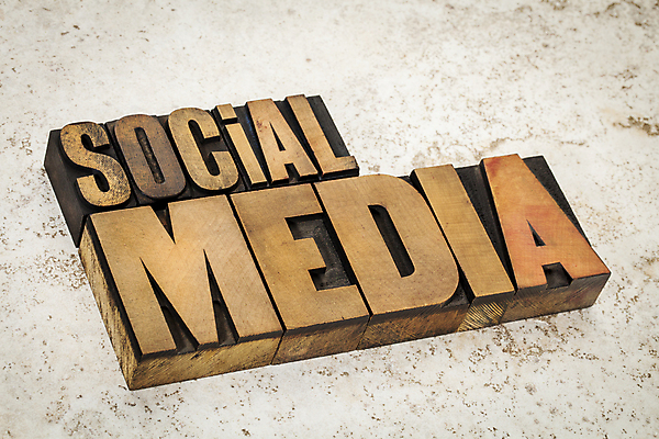 포토 JPG 해외이미지 영어 인터넷 실내 타이포그라피 사람없음 목재 블록 흰배경 소셜 소셜네트워크 소셜미디어 활자 해외202004 해외포토 나무 문자 백그라운드 재료 내부 흰색 활자판 파일형식 이미지허브