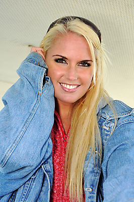 포토 JPG 해외이미지 여자 요트 한명 물 금발 머리 귀여움 재킷 코트 청바지 만 보트 해외202004 해외포토 자연요소 1 헤어스타일 컨셉 배_교통 바지 사람 신체부위 외투 파일형식 이미지허브