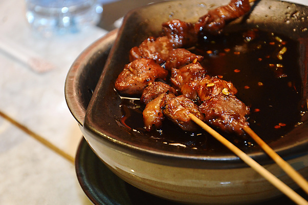 포토 JPG 해외이미지 전통 접시 아시아 문화 음식 피망 오이 육류 요리 동양인 사람없음 파티 식당 검은색 식사 저녁식사 치킨 소고기 발표 막대기 꼬치 그릴 바비큐 이슬람교 굽기 대나무 매움 인도네시아 땅콩 레시피 양고기 점심식사 식용 인기 절임 해외202004 해외포토 나무 식기 나라 종교 컬러 채소 식재료 주방용품 인종 이벤트 상점 견과류 맛 구이 닭고기요리 파일형식 이미지허브