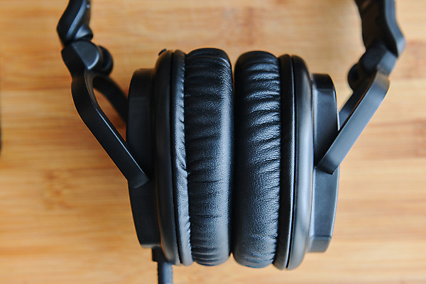 포토 JPG 해외이미지 음악 이어폰 백그라운드 통신 탁자 휴식 사람없음 목재 전자제품 머리 우주 디지털 검은색 헤드폰 소리 듣기 장비 수확 볼륨 정상 큼 휴대용 전화기 DJ 오브젝트 복고 귀 오디오 스테레오 뮤지컬 힙스터 해외202004 해외포토 나무 패션 컬러 음향기기 가구 컨셉 농업 재료 모션 문화예술 신체부위 크기 파일형식 이미지허브