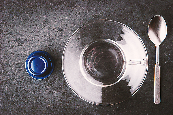 포토 JPG 해외이미지 식기 접시 커피 음료 백그라운드 유리 탁자 요리 사람없음 컵 가로 파란색 세트 금속 주방 숟가락 검은색 어둠 바위 뜨거움 투명 준비 만들기 아로마 향 해외202004 해외포토 컬러 가구 모션 재질 수저 돌_바위 파일형식 이미지허브