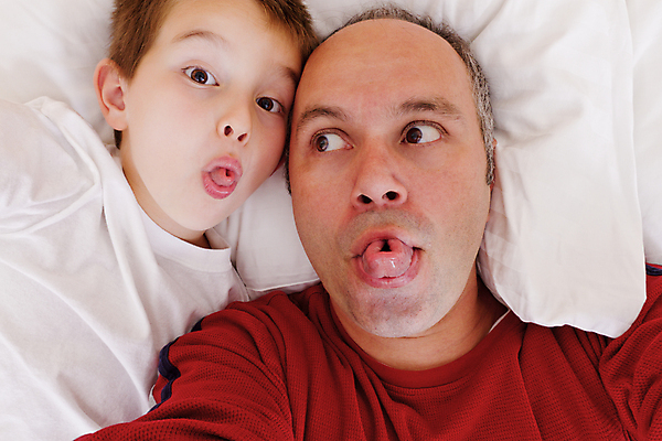 포토 JPG 해외이미지 라이프스타일 남자 행복 아들 어린이 장난 가족 관계 포옹 놀이 함께함 사랑 사람 소년 두명 기쁨 육아 흰색 아빠 구부린 편안함 혀 롤 리프팅 해외202004 해외포토 감정 컬러 컨셉 안기 모션 생활 입 감각 파일형식 이미지허브