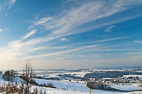 포토 JPG 해외이미지 나무 구름 겨울 자연 하늘 산 독일 파노라마 풍경 사람없음 야외 파란색 태양 마을 냉동 추위 저녁 숲 땅 서리 장면 내추럴 해외202004 해외포토 자연요소 식물 계절 유럽 컬러 촬영기법 야간 생태계 파일형식 이미지허브