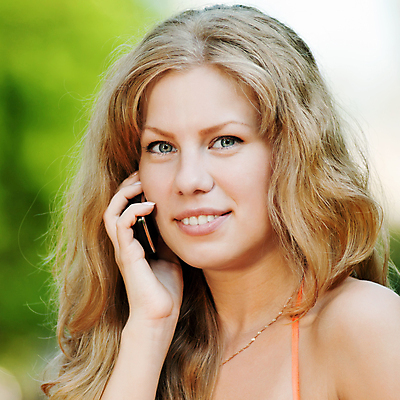 포토 JPG 해외이미지 백인 학생 라이프스타일 공원 여자 행복 얼굴 잎 텍스트 통신 자연 모바일 휴식 세포 대화 한명 미소 사람 성인 야외 초록색 여름 스마트폰 귀여움 잡기 메시지 전화기 부름 소통 문자메시지 셀룰러 해외202004 해외포토 서양인 식물 1 계절 공공시설 감정 컬러 컨셉 모션 표정 말하기 생활 신체부위 핸드폰 스마트기기 생태계 파일형식 이미지허브