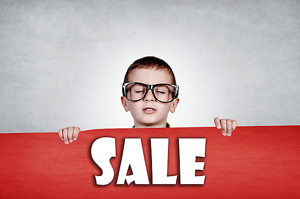 포토 JPG 해외이미지 백인 배너 응시 남자 종이 어린이 백그라운드 광고판 한명 미소 사람 소년 세일 기쁨 잡기 유머 사인 무역 화이트보드 상업 해외202004 해외포토 서양인 1 시선 감정 산업 모션 알림판 표정 판 파일형식 이미지허브