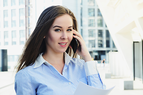포토 JPG 해외이미지 직업 1 학생 라이프스타일 여자 행복 비즈니스 통신 모바일 거리 갈색머리 대화 한명 미소 사람 성인 야외 스마트폰 사무실 유행 걷기 기계 도시 비즈니스맨 토론 스마트 손목시계 부름 프로젝트 해외202004 해외포토 헤어스타일 남자 감정 시계 컨셉 장신구 모션 표정 말하기 생활 핸드폰 스마트기기 직장인 파일형식 이미지허브