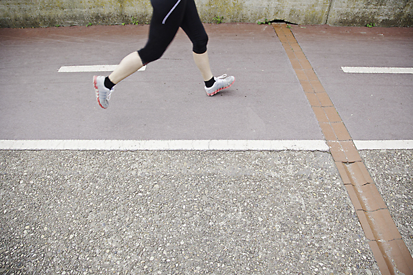 포토 JPG 해외이미지 길 벽 스포츠 신발 다이어트 발 양말 거리 사람 사람없음 빨간색 파란색 빛 달리기 운동 어둠 페인트 경쟁 경기장 흰색 레이싱 도시 떨어짐 속도 질감 분무기 마라톤 단계 돌봄 레이서 어려움 전력질주 해외202004 해외포토 컬러 컨셉 스포츠시설 모션 건강 경기 시합 신체부위 육상스포츠 파일형식 이미지허브