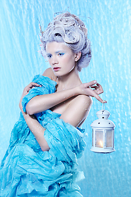 포토 JPG 해외이미지 백인 모델 헤어스타일 여자 유럽 얼굴 크리스마스 겨울 한명 사람 파란색 빛 얼음 흰색 등불 램프 눈송이 화려 12월 몽환 해외202004 해외포토 자연요소 서양인 1 계절 기념일 나라 컬러 컨셉 조명 눈_날씨 신체부위 날짜 파일형식 이미지허브