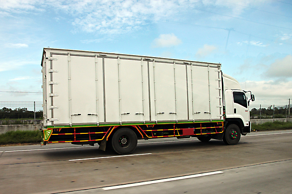 포토 JPG 해외이미지 도로 여행 이동 자동차 사람없음 화물 바퀴 상품 컨테이너 서비스 짐차 멀리 루트 해외202004 해외포토 산업 길 육상교통 컨셉 교통시설 운송업 파일형식 이미지허브