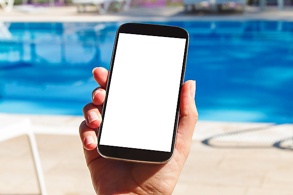 포토 JPG 해외이미지 손 외관 백그라운드 통신 호텔 수영장 사람 사람없음 야외 물 스마트폰 핸드폰 알약 우주 환경 디지털 스크린 수영 공백 장비 흰색 잡기 메시지 닫기 연결 전화기 전자 다이얼 보여주기 고립 터치스크린 카피스페이스 해외202004 해외포토 자연요소 컬러 모션 숙소 신체부위 전자제품 스마트기기 약 수상스포츠 파일형식 이미지허브