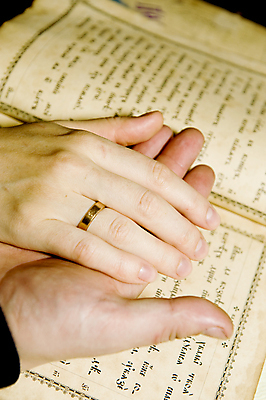 포토 JPG 해외이미지 전통 커플 드레스 여자 기념일 남자 꽃 행복 꽃다발 결혼 2 결혼식 사랑 사람 정장 사람없음 장미 검은색 흰색 축하 표현 반지 황금 보석 약속 약혼 고립 해외202004 해외포토 식물 옷 감정 컬러 컨셉 장신구 관계 이벤트 광석 파일형식 이미지허브