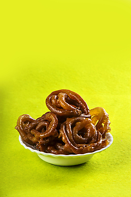 포토 JPG 해외이미지 전통 접시 음식 백그라운드 오렌지 디저트 따뜻함 나선형 건강 요리 동양인 사람없음 노란색 축제 튀김 흰색 축하 달콤 맛 설탕 인도인 밀가루 발효 레시피 칼로리 고립 사프란 파키스탄 솔깃 해외202004 해외포토 외국인 식기 아시아 컬러 컨셉 무늬 과일 인종 가루 향신료 파일형식 이미지허브