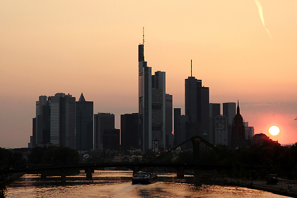 포토 JPG 해외이미지 유럽 독일 사람없음 빨간색 도시풍경 태양 노란색 고층빌딩 일몰 프랑크푸르트 해외202004 해외포토 자연요소 나라 컬러 풍경 빌딩 노을 도시 파일형식 이미지허브