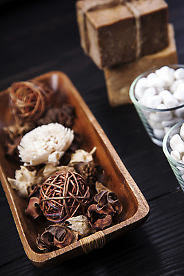 포토 JPG 해외이미지 라이프스타일 선 백그라운드 컨셉 신체 휴식 건강 동양인 사람없음 목재 치료 수건 검은색 스파 어둠 목욕 화장품 흰색 고급 상품 허브 소금 비누 아로마테라피 내추럴 구성 돌봄 해외202004 해외포토 나무 식물 컬러 재료 의학 모션 인종 생활 위생용품 뷰티 청결 테라피 파일형식 이미지허브