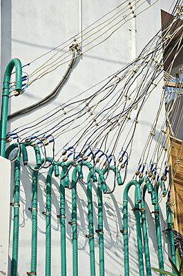 포토 JPG 해외이미지 산업 선 거리 사람없음 초록색 힘 도시 네트워크 위험 인도인 좁은 철사 분배 옛날 혼란 해외202004 해외포토 외국인 컬러 컨셉 동양인 파일형식 이미지허브