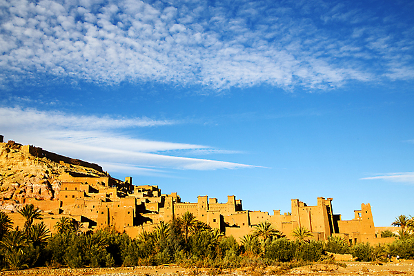 포토 JPG 해외이미지 식물 전통 문화 벽 여행 건축양식 아프리카 파노라마 풍경 사람없음 야외 건물 여름 마을 일출 탑 궁전 사막 바위 시골 도시 성 중세 역사 재산 보호 이슬람교 땅 타운 모로코 사하라 강화 메디나 옛날 왕국 파멸 해외202004 해외포토 건축물 계절 건축 나라 종교 컨셉 고건축 촬영기법 금융 노을 돌_바위 파일형식 소멸 이미지허브