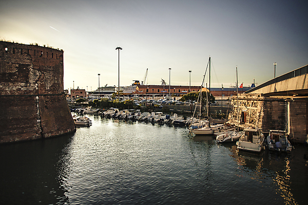 포토 JPG 해외이미지 유럽 산업 바다 섬 여행 비즈니스 건축양식 자연 하늘 휴가 등대 사람없음 물 여름 파란색 항구 일몰 이탈리아 도시 만 보트 성 지중해 기중기 포트 토스카나 해외202004 해외포토 자연요소 건축물 계절 건축 나라 컬러 배_교통 교통시설 노을 중장비 생태계 파일형식 이미지허브