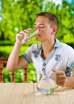 포토 JPG 해외이미지 스튜디오촬영 백인 모델 1 라이프스타일 남자 유럽 스포츠 백그라운드 자연 유리 건강 한명 사람 20대 야외 10대 초록색 물 여름 파란색 운동복 수건 힘 활발 마시기 흰색 잡기 조끼 닫기 갈증 연습 상쾌 보케 유리그릇 팔 유리주전자 유지 해외202004 해외포토 자연요소 서양인 그릇 옷 계절 감정 나라 컬러 컨셉 모션 청소년 재질 주전자 실내 청년 생활 신체부위 위생용품 외투 생태계 파일형식 이미지허브
