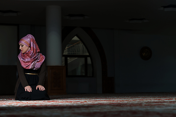 포토 JPG 해외이미지 전통 옷 여자 종교 흑백 관리 한명 내부 믿음 흰색 기도 의식 중앙 이슬람교 심볼 명상 모스크 신성 동쪽 묵주 라마단 숭배 신앙심 아랍어 해외202004 해외포토 1 감정 컬러 종교용품 촬영기법 사람 방향 파일형식 이미지허브