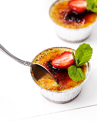 포토 JPG 해외이미지 그릇 딸기 단면 실내 사람없음 아웃포커스 숟가락 민트 흰배경 크렘브륄레 해외202004 해외포토 식기 백그라운드 과일 디저트 촬영기법 수저 내부 흰색 허브 파일형식 이미지허브