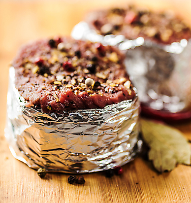 포토 JPG 해외이미지 음식 건강 육류 돼지고기 스테이크 요리 사람없음 목재 빨간색 주방 저녁식사 소고기 신선 그릴 먹기 향신료 유기농 날것 후추 내추럴 점심식사 등심 생식 해외202004 해외포토 나무 웰빙 컬러 식재료 재료 모션 주방용품 서양음식 식사 향미료 파일형식 이미지허브