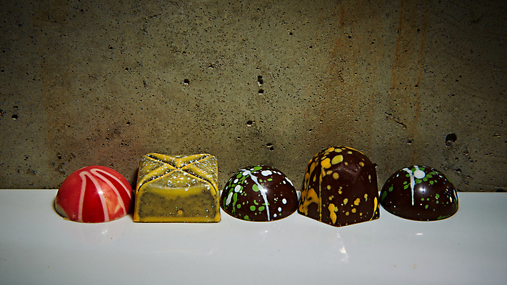 포토 JPG 해외이미지 음식 백그라운드 다이어트 디저트 발렌타인데이 사탕 선물 사랑 사람없음 장식 갈색 초콜릿 검은색 식사 어둠 여러개 우유 견과류 흰색 원형 생일 변화 고급 달콤 맛 유혹 설탕 수집 먹기 칼로리 모음 코코아 충동구매 프랄린 해외202004 해외포토 도형 기념일 감정 음료 컬러 다수 컨셉 모션 데이이벤트 유제품 건강 쇼핑 과소비 파일형식 이미지허브