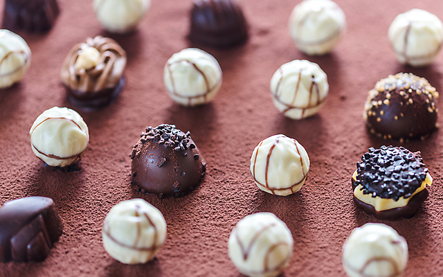 포토 JPG 해외이미지 음식 백그라운드 디저트 발렌타인데이 사탕 사랑 사람없음 장식 상자 갈색 쌓기 과자 초콜릿 검은색 어둠 침묵 우유 견과류 흰색 원형 그룹 고급 달콤 정상 가루 수집 배열 뿌리기 스위스 만족 모음 코코아 흙더미 땅바닥 섞기 핸드메이드 프랄린 방식 해외202004 해외포토 도형 감정 유럽 음료 컬러 컨셉 모션 데이이벤트 유제품 바닥 소리 흙 맛 파일형식 더미 이미지허브