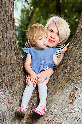 포토 JPG 해외이미지 백인 라이프스타일 계절 공원 여자 딸 행복 어린이 잎 밭 가족 자연 놀이 엄마 친절 함께함 건강 사랑 미소 사람 야외 두명 빨간색 초록색 태양 노란색 가을 아기 잡기 달콤 9월 걸음마 해외202004 해외포토 자연요소 서양인 식물 공공시설 감정 컬러 컨셉 농업 관계 모션 표정 생활 날짜 맛 생태계 파일형식 이미지허브