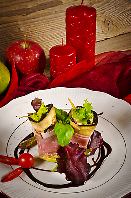 포토 JPG 해외이미지 접시 음식 다이어트 토마토 채소 과일 자연 가지 양파 치즈 건강 육류 요리 사람없음 빨간색 초록색 컬러풀 주방 식사 이탈리아 가을 흰색 신선 파마 올리브 햄 후추 바질 백리향 전문 채식주의자 해외202004 해외포토 헤어스타일 식기 계절 열매 유럽 컬러 식재료 유제품 향신료 생태계 채식 파일형식 이미지허브