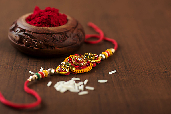 포토 JPG 해외이미지 전통 종교 문화 줄 백그라운드 목걸이 밥 기념 선물 사랑 이벤트 사람없음 장식 빨간색 축제 축하 인사 악단 화려 의식 실 결합 낟알 컨테이너 인도인 손목 심볼 오브젝트 기회 예배 언니 남동생 힌두교 유대감 해외202004 해외포토 외국인 감정 산업 음악 음식 컬러 컨셉 장신구 가족 동양인 신체부위 예절 자매 동생 파일형식 이미지허브