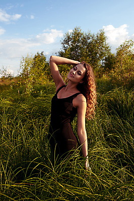 포토 JPG 해외이미지 백인 라이프스타일 여자 행복 여유 자연 바람 한명 미소 사람 풍경 성인 야외 초록색 물 여름 강 태양 유행 평화 꿈 자유 흰색 무료 해외202004 해외포토 자연요소 서양인 1 계절 감정 컬러 컨셉 날씨 표정 생활 생태계 파일형식 이미지허브