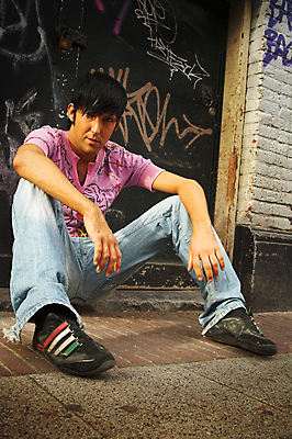 포토 JPG 해외이미지 캐릭터 응시 남자 거리 주택 갈색머리 매달리기 그림자 한명 사람 앉기 소년 야외 유행 블록 자신감 그래피티 위험 시원함 가난 리더 문제 노려봄 나쁜 빈민가 사방 해외202004 해외포토 1 헤어스타일 시선 감정 어린이 컨셉 모션 표정 건물 낙서 그림 파일형식 이미지허브