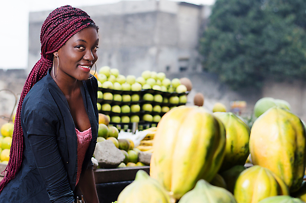 포토 JPG 해외이미지 라이프스타일 여자 행복 음식 오렌지 과일 선반 한명 사람 세일 귀여움 지갑 시장 선택 구매 사과 고객 소매 해외202004 해외포토 1 감정 가구 컨셉 생활 쇼핑 파일형식 이미지허브
