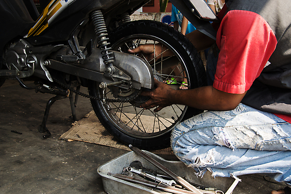 포토 JPG 해외이미지 산업 부분 교통시설 자동차 사람없음 내부 금속 검은색 장비 오토바이 바퀴 수리 묘사 오브젝트 서비스 타이어 밟기 튜브 고무 옛날 해외202004 해외포토 육상교통 컬러 교통 모션 재질 바이크 시설 파일형식 이미지허브
