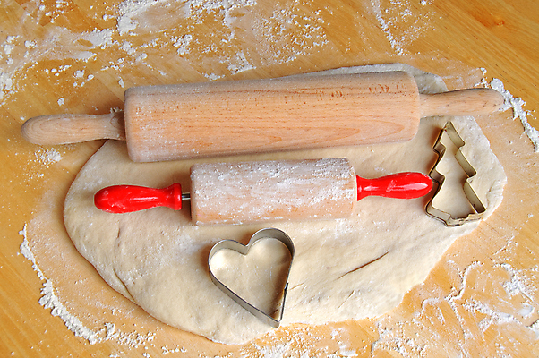 포토 JPG 해외이미지 모양 나무 어린이 음식 크리스마스 2 탁자 엄마 주방용품 주택 함께함 실내 성인 사람없음 목재 빨간색 주방 하트 굽기 반죽 밀가루 철강 해외202004 해외포토 식물 기념일 컬러 가구 생활용품 컨셉 재료 가족 사람 내부 건물 가루 구이 파일형식 이미지허브