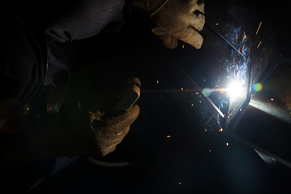 포토 JPG 해외이미지 직업 산업 공장 불꽃 노동자 작업복 가면 한명 사람 사람없음 파란색 노란색 금속 어둠 작업 기술자 제조 보호 철 장인 공학 용접 용접공 철강 건설근로자 해외202004 해외포토 1 옷 교육 컬러 컨셉 공업 재질 불 파일형식 이미지허브