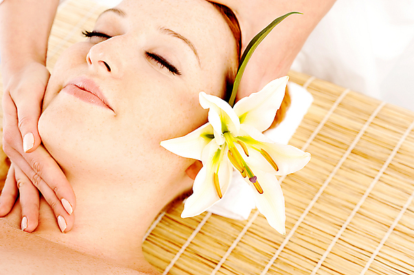 포토 JPG 해외이미지 백인 여자 꽃 얼굴 휴식 실내 한명 수건 마사지 백합 피부 해외202004 해외포토 서양인 식물 1 컨셉 사람 내부 신체부위 위생용품 파일형식 이미지허브