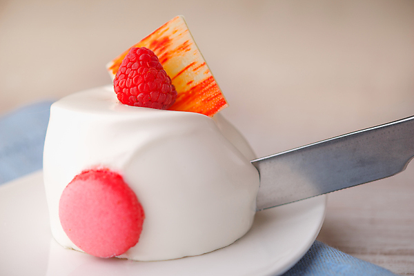 포토 JPG 해외이미지 접시 열매 음식 분홍색 백그라운드 탁자 디저트 요리 사람없음 가로 빨간색 파란색 갈색 케이크 금속 얼음 카페 빵집 식탁보 흰색 도자기 칼 달콤 맛 아침식사 설탕 자르기 굽기 먹기 냅킨 산딸기 카페테리아 페스츄리 해외202004 해외포토 자연요소 식물 식기 빵 컬러 가구 컨셉 과일 모션 재질 상점 식사 구이 파일형식 이미지허브