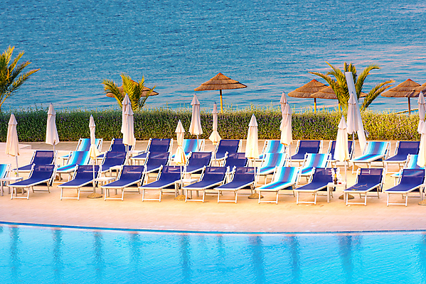 포토 JPG 해외이미지 나무 라이프스타일 계절 바다 섬 여행 백그라운드 컨셉 의자 우산 자연 하늘 호텔 휴가 휴식 수영장 손바닥 풍경 사람없음 야외 물 여름 파란색 태양 여행객 수영 스파 목욕 고급 휴양지 이국적 파라다이스 해외202004 해외포토 자연요소 식물 손 컬러 가구 숙소 사람 생활 청결 장소 수상스포츠 생태계 파일형식 이미지허브