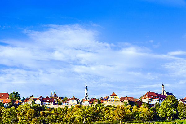 포토 JPG 해외이미지 나무 구름 유럽 문화 지구 자연 하늘 주택 독일 파노라마 풍경 사람없음 야외 건물 파란색 빛 세계 교회 마을 탑 가을 흰색 시골 도시 중세 역사 언덕 관심 옛날 해외202004 해외포토 자연요소 식물 건축물 계절 나라 컬러 종교건축 촬영기법 생태계 파일형식 이미지허브