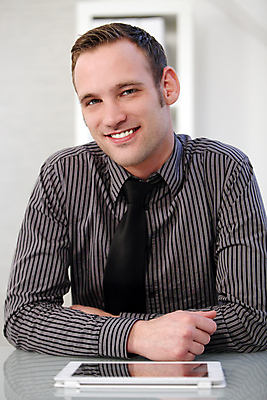 포토 JPG 해외이미지 백인 직업 1 남자 여유 백그라운드 셔츠 사업가 탁자 성공 넥타이 노동자 한명 정장 청년 성인 컴퓨터 사무실 알약 공책 흰색 비즈니스맨 자신감 가죽 책상 싱글 경영자 파일 폴더 경영 해외202004 해외포토 서양인 잡화 옷 감정 컬러 가구 컨셉 상의 비즈니스 문구용품 사람 전자제품 약 직장인 리더 파일형식 이미지허브