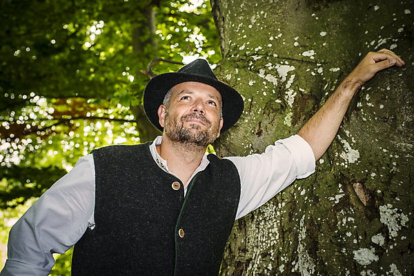 포토 JPG 해외이미지 나무 백인 전통 드레스 남자 유럽 백그라운드 셔츠 바지 자연 휴가 독일 관리 한명 사람 성인 야외 초록색 유행 축제 가을 신선 엉덩이 가죽 복고 무료 옥토버페스트 바이에른 스타일 바이에른사람 해외202004 해외포토 서양인 식물 1 옷 계절 나라 컬러 상의 하의 신체부위 생태계 파일형식 이미지허브